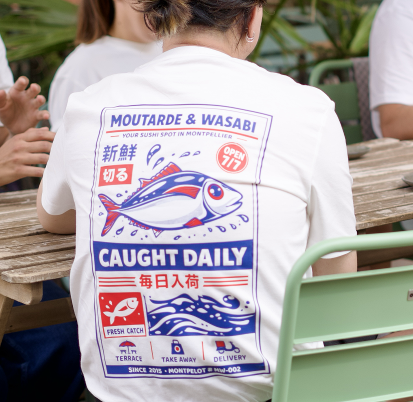 T-shirt blanc MW 002 — Caught Daily porté de dos, avec grande illustration de poisson bleue et rouge.
