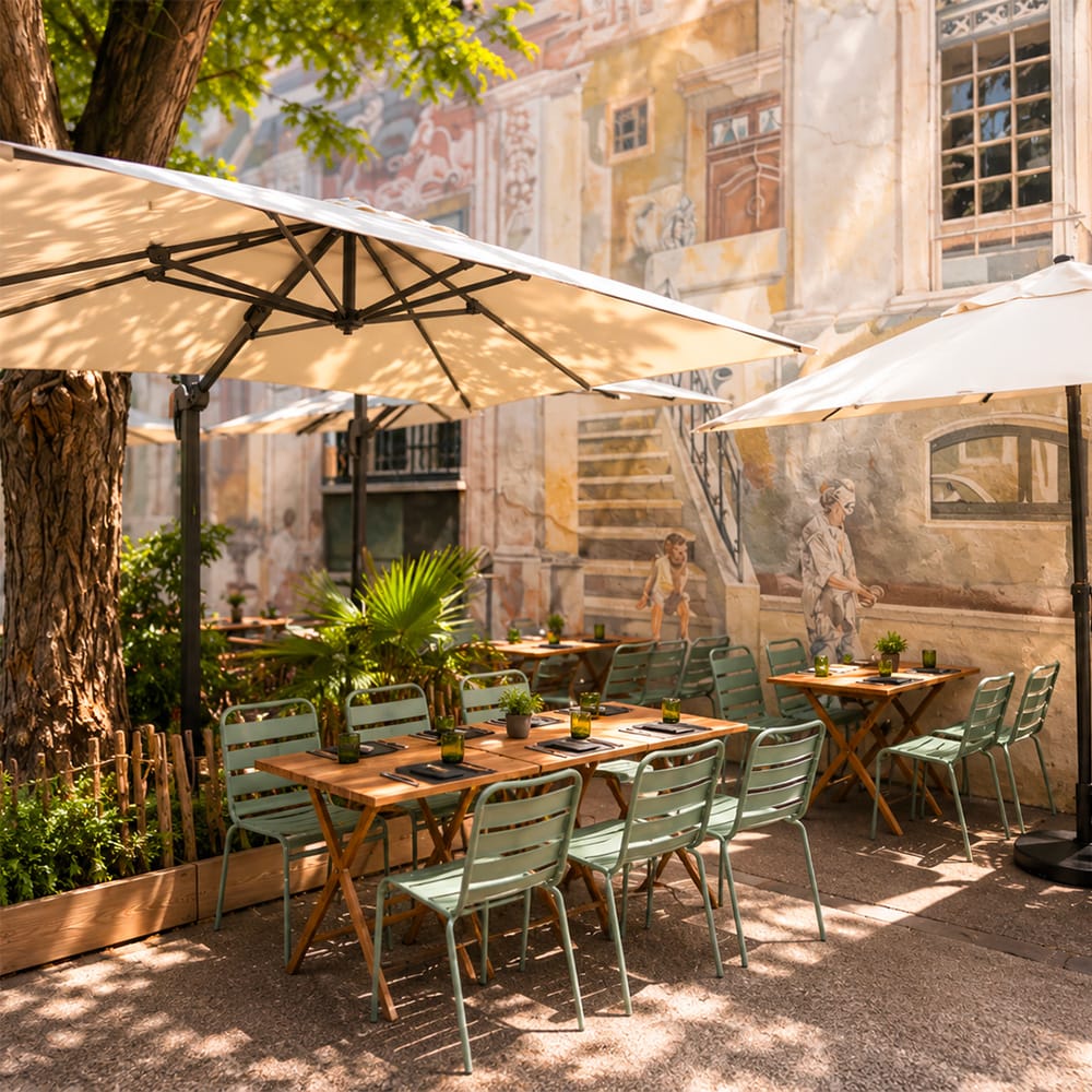 Terrasse ombragée du restaurant